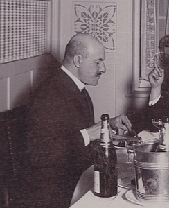 (DEYSSEL, Lodewijk van) - Originele zwart-witfoto van Van Deyssel aan het diner met twee kompanen.