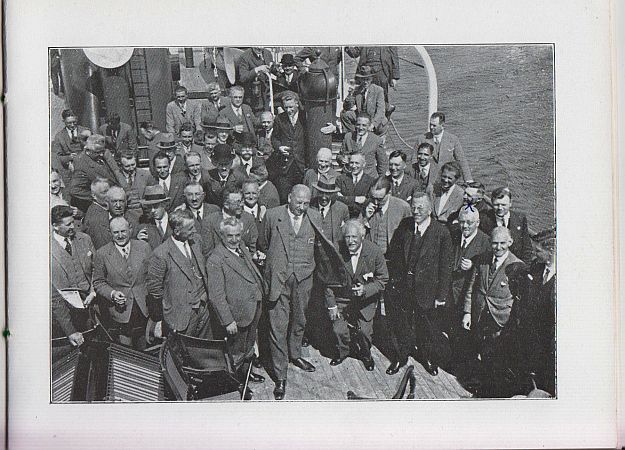 BOOTTOCHT - Snapshots van den Boottocht naar de Zuiderzee-werken op Donderdag 7 Juli 1932, aangeboden door de heeren Van der Elst & Matthes te Amsterdam aan de Leden der V.K.V. ter gelegenheid van haar 22ste Zomervergadering.