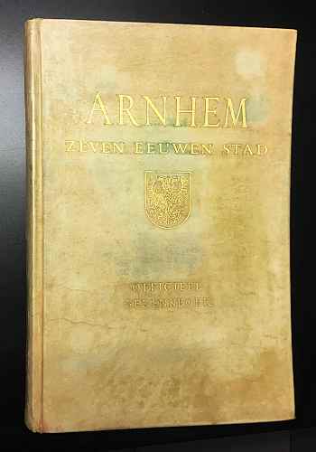 (ARNHEM). MONCHY, S.J.R. de, e.a. - Arnhem. Zeven eeuwen stad. Officieel gedenkboek uitgegeven in opdracht van het Arnhemsch Genootschap van Oudheidkunde met medewerking van het Herdenkingscomit.