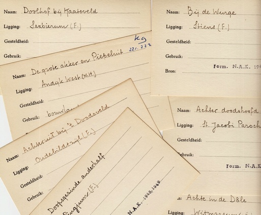 ACHTERBERG, Gerrit - Collectie van 46 door Achterberg beschreven kaartjes afkomstig uit de kaartenbakken van de Dialecten commissie / Instituut voor Dialectologie van de Akademie van Wetenschappen.
