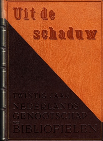 (DAAL, Geert van). BLOEMSAAT, Edwin (red.) - Uit de schaduw. Twintig jaar Nederlands Genootschap voor Bibliofielen. Jubileumboek 2011. (Luxe-exemplaar).