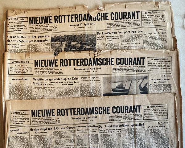 NIEUWE ROTTERDAMSCHE COURANT - 3 nummers van April 1944.