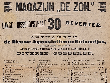 DEVENTER - Magazijn De Zon. Lange Bisschopstraat 30, Deventer. Ontvangen: de Nieuwe Japonstoffen en Katoentjes voor het aanstaande saisoen. (Reclamekrantje ca. 1900).
