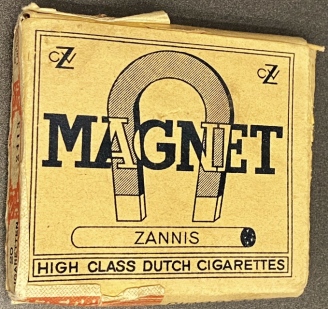 TWEEDE WERELDOORLOG ROTTERDAM - Magnet. Zannis High Class Dutch Cigarettes. (Pakje sigaretten - met inhoud.)