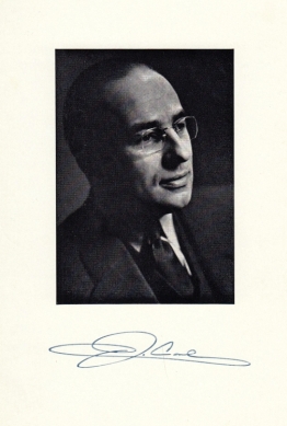 (MINISTER-PRESIDENT). CALS, Jo - Gesigneerde reproductie van een portretfoto. Met begeleidende brief van zijn secretaresse op briefpapier van de minister van Onderwijs, Kunsten en Wetenschappen, gedateerd  ''s-Gravenhage, 5 september 1962'. 