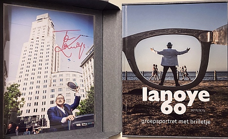 LANOYE, Tom - Lanoye 60. Groepsportret met brilletje. (Luxe-exemplaar met diverse bijlagen).