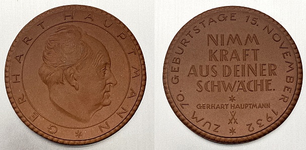 HAUPTMANN, Gerhart - Porzellan-Gedenkmedaille zu seinem siebzigsten Geburtstag (1932).